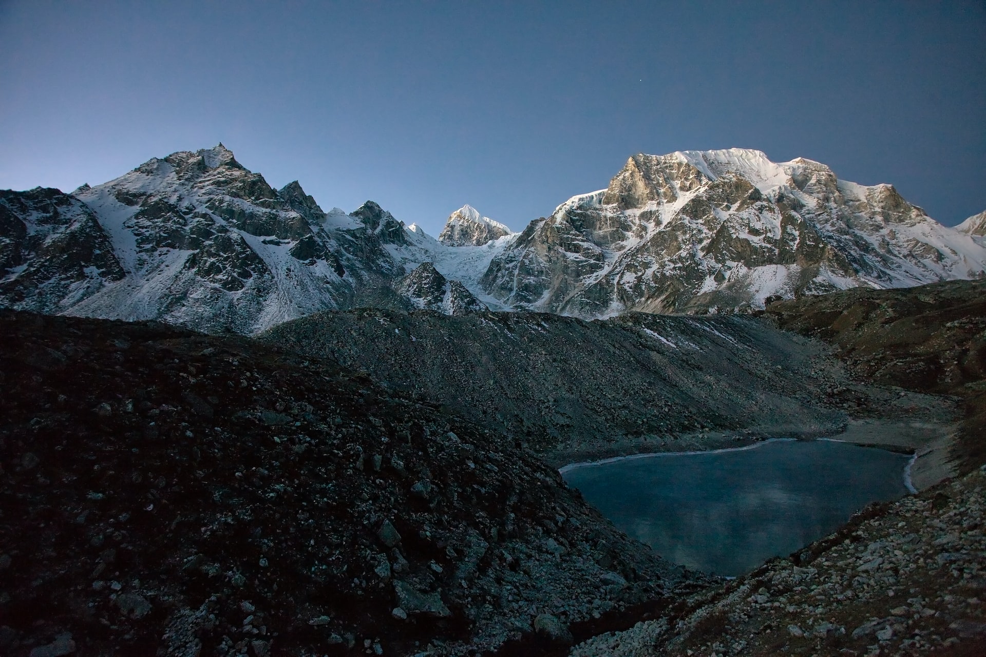 Where is Mt Manaslu located?