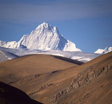  How hard is it to climb Shishapangma?